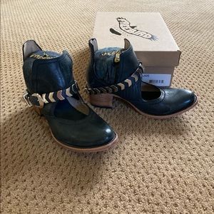 Freebird Blade boot in Navy.  Unique and versatile!